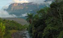 Crossing Rio Kukenan